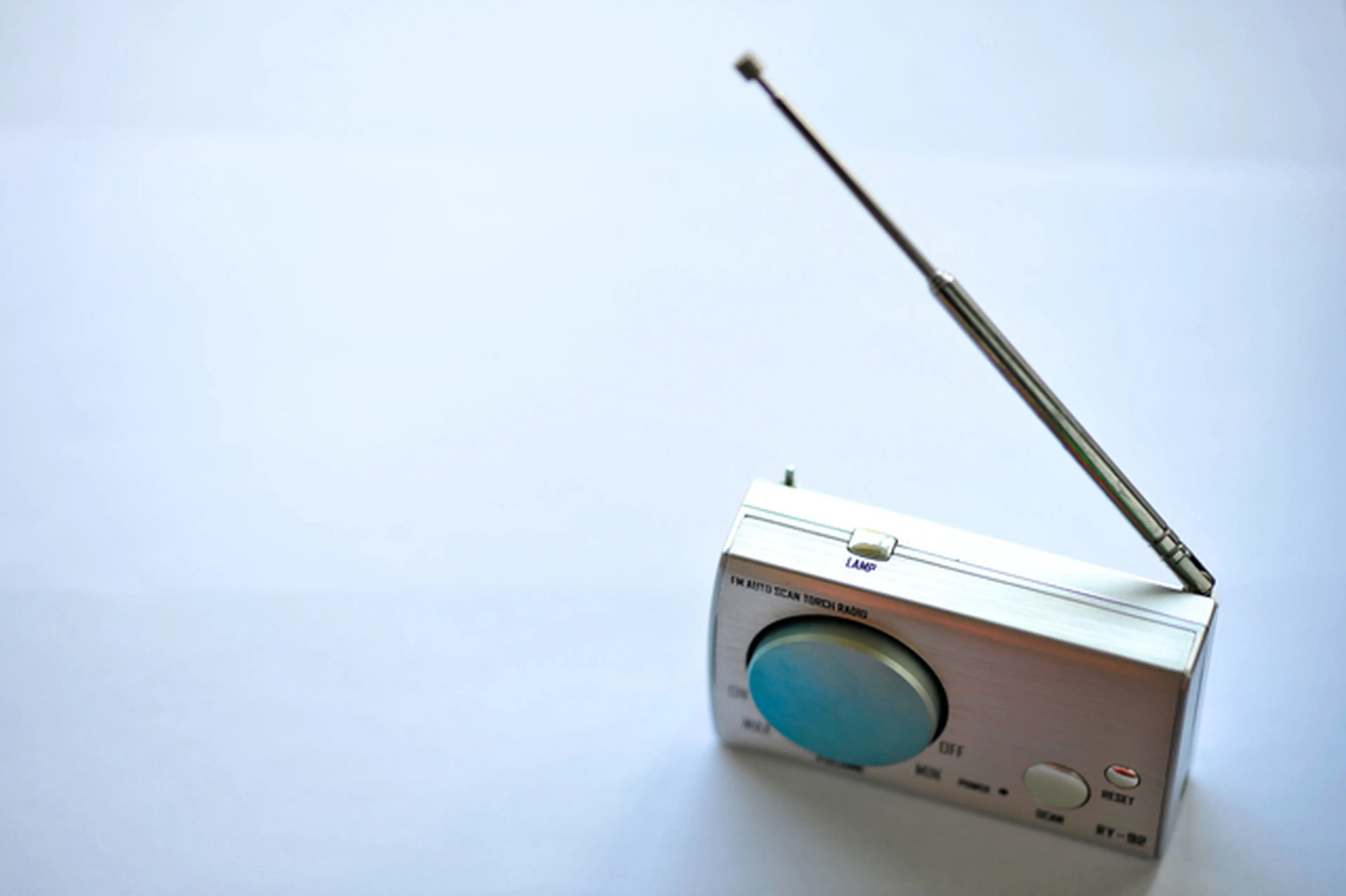 携帯ラジオ ポケットラジオ 高感度受信 Amazon.co.jp: YOREK AM/FM/SW 高感度受信ポータブルラジオ 電池