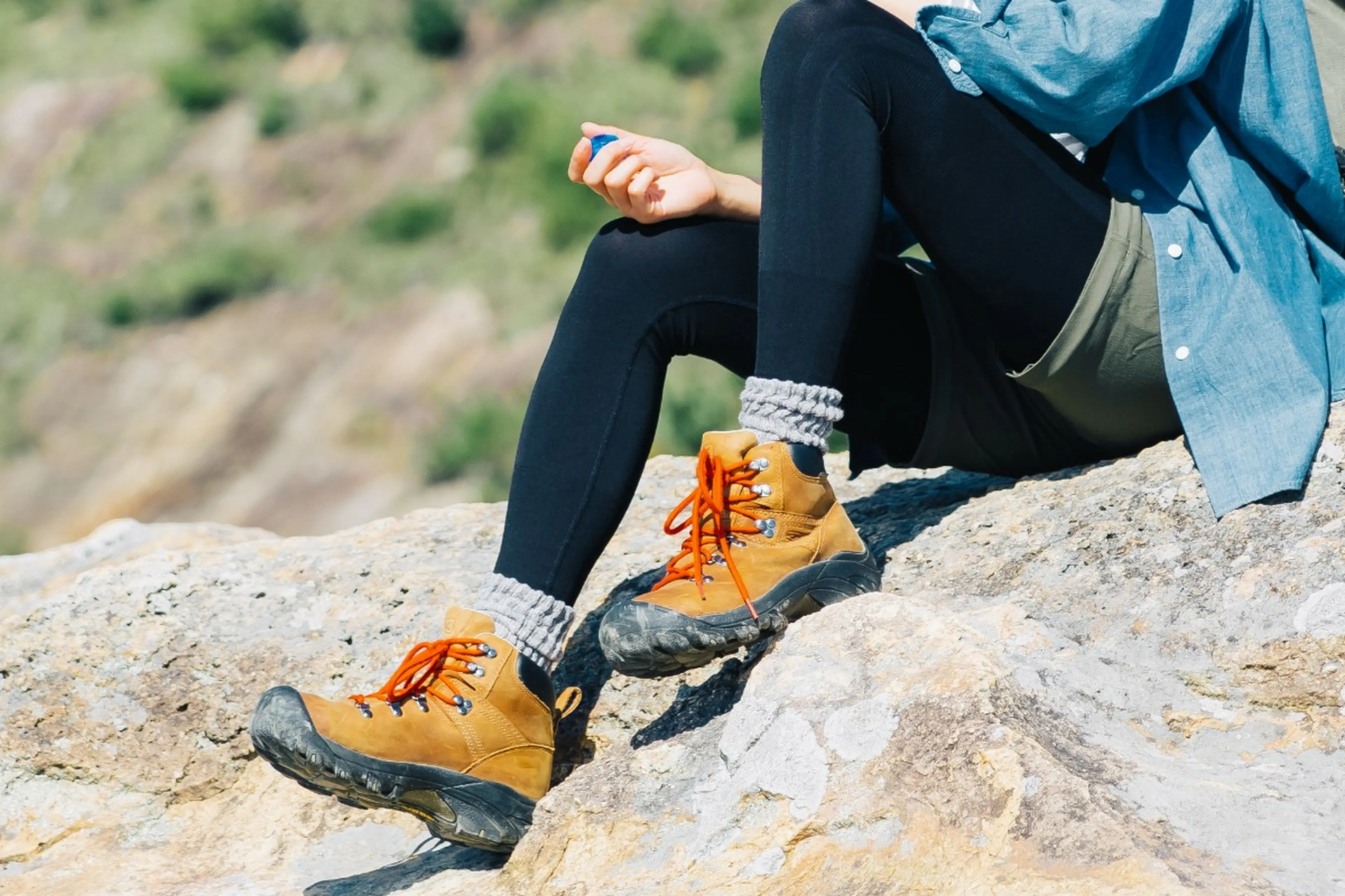 メリノウール靴下を履いた登山者の足元