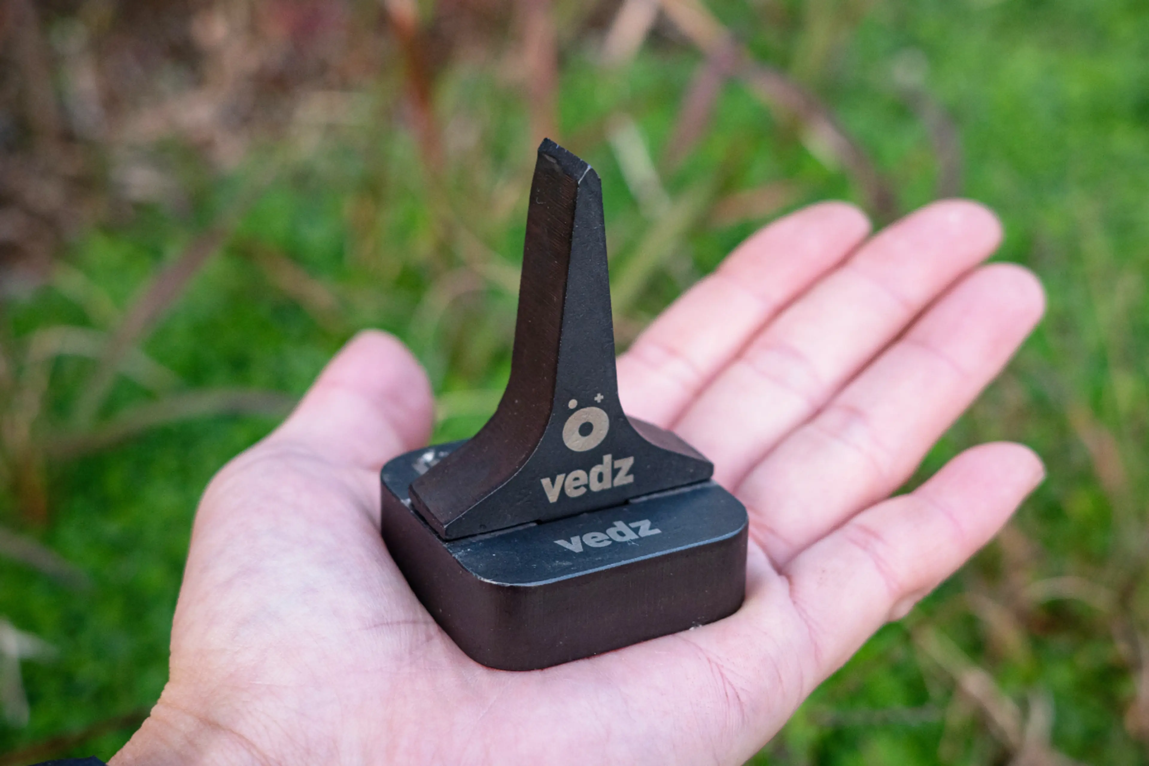 最小限の力で安全に割れる！薪割りクサビ「veds」で子どもも主役の 