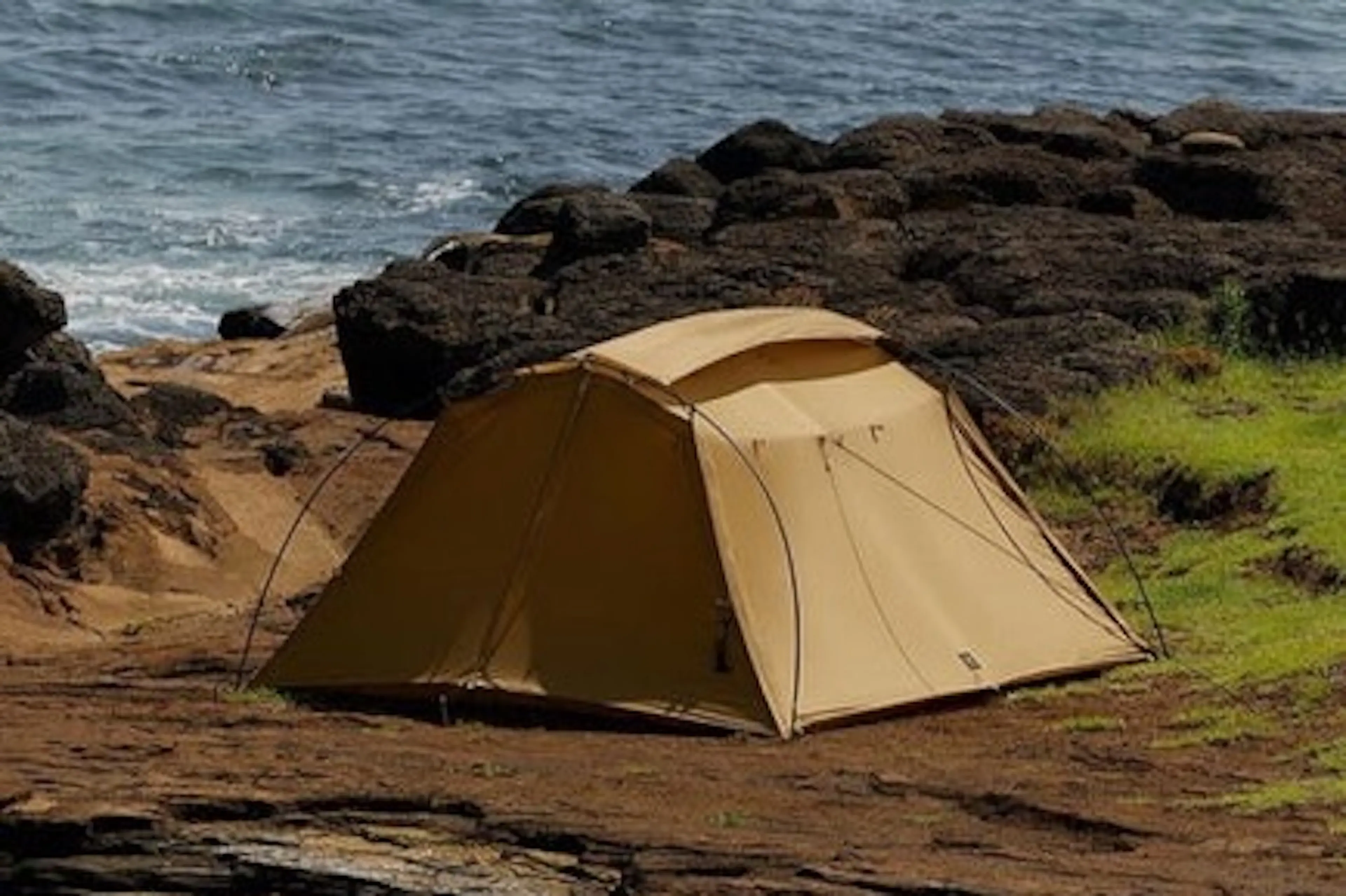 おすすめ5選】ソロキャンプは「少し広めのテント」でのデビューが吉