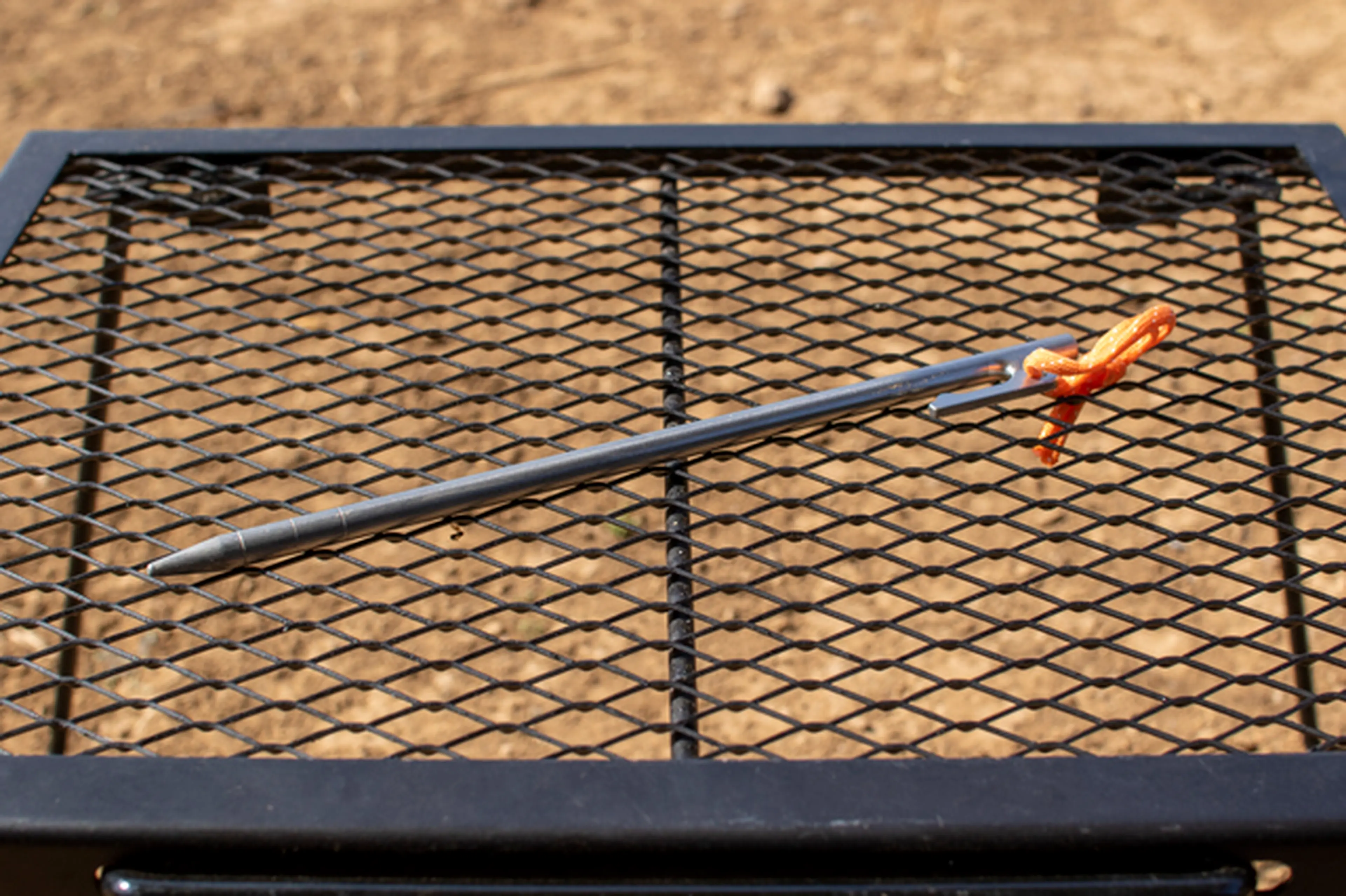 チタンペグのおすすめ14選！特徴や注意点、打ち方も解説 | キャンプ