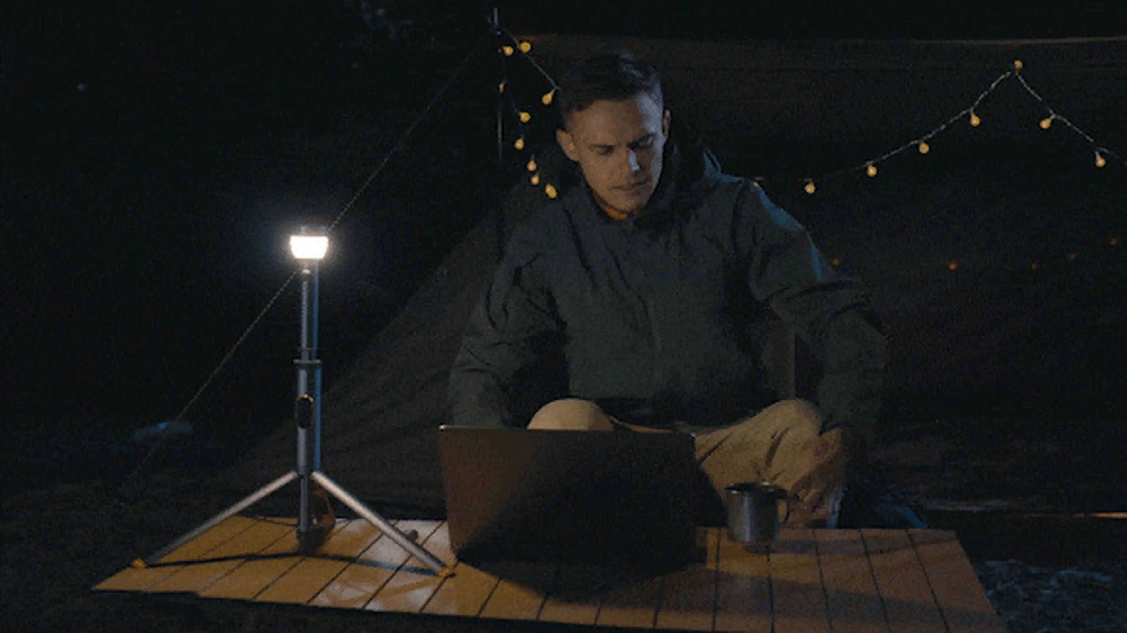 キャンプ中のスタンドライトにも懐中電灯にも！最大800ルーメンの多