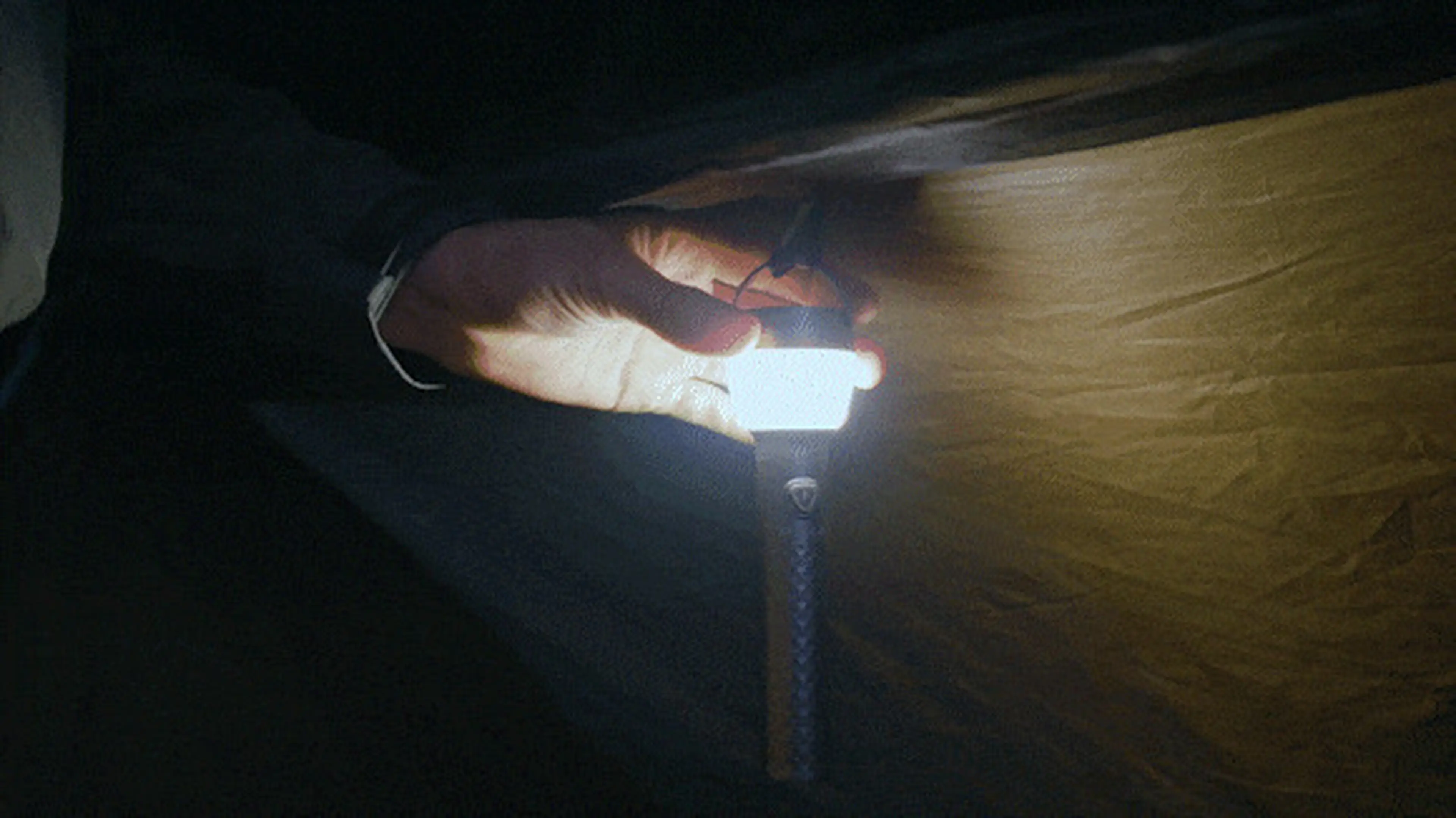 キャンプ中のスタンドライトにも懐中電灯にも！最大800ルーメンの多