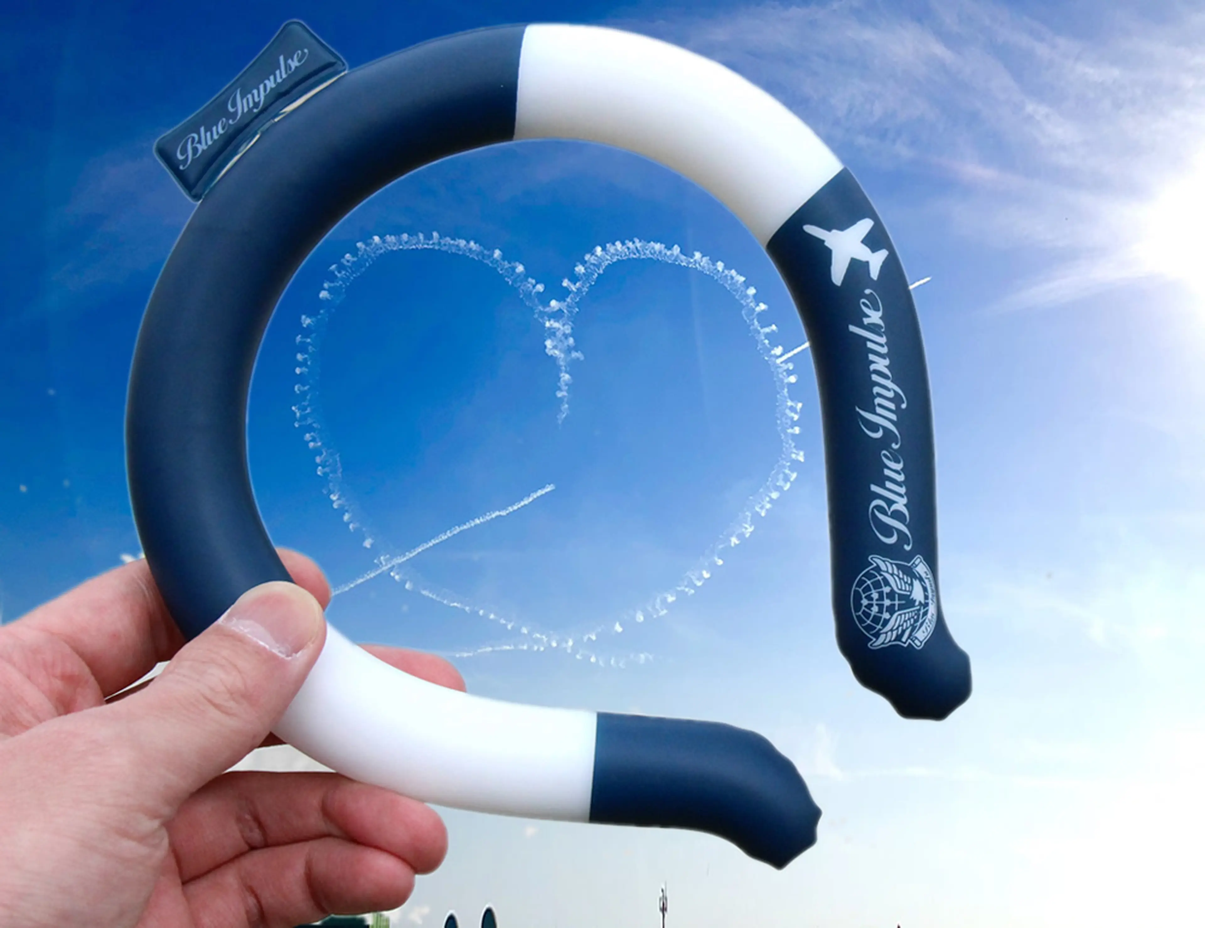 マニア垂涎！ブルーインパルス仕様の「ネッククーラー」が話題