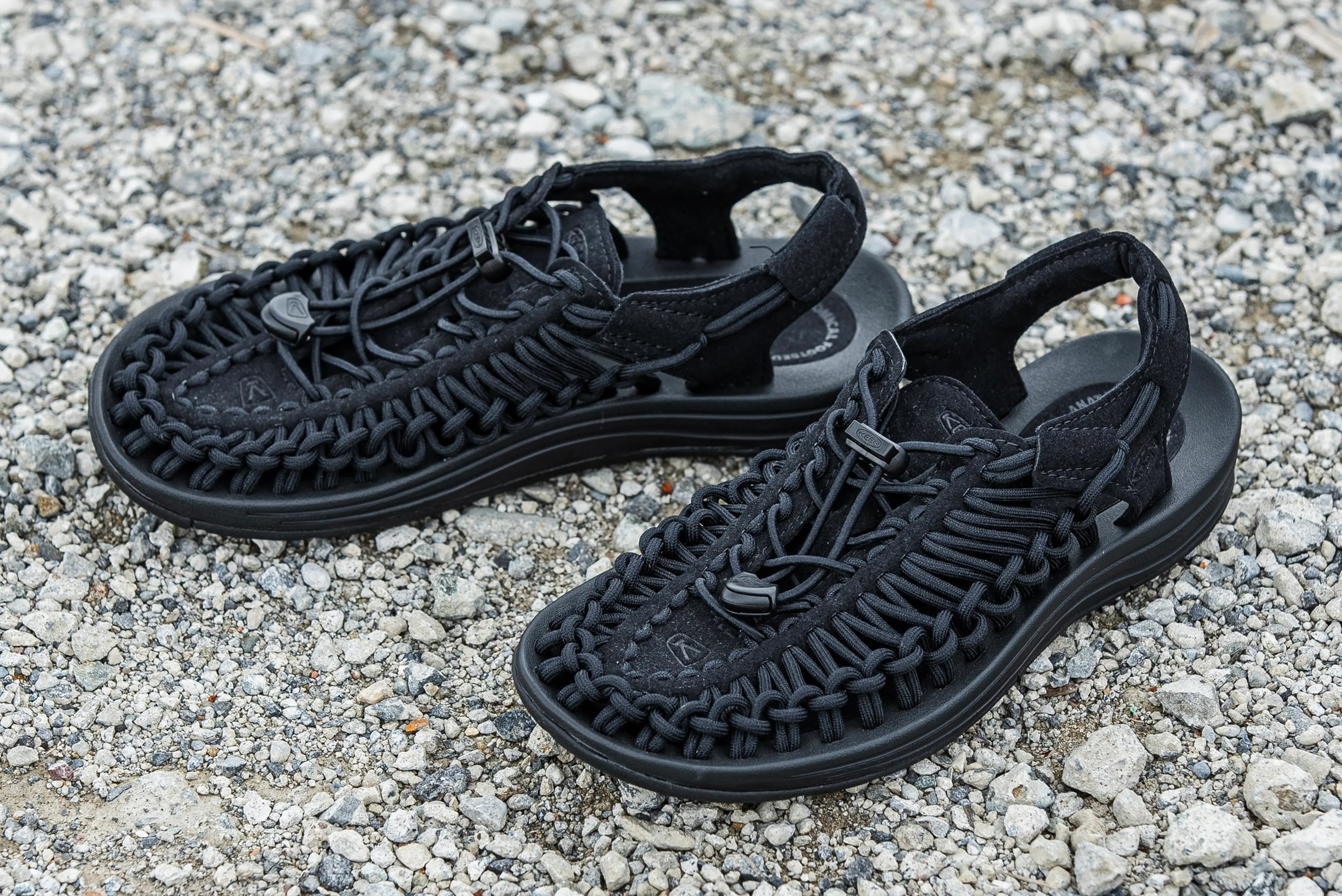 こ*じ様 KEEN1回履いたのみ27.5 黒（普段は26.5） ALL STAR スニーカー メンズ 黒 コンバース レディース シューズ