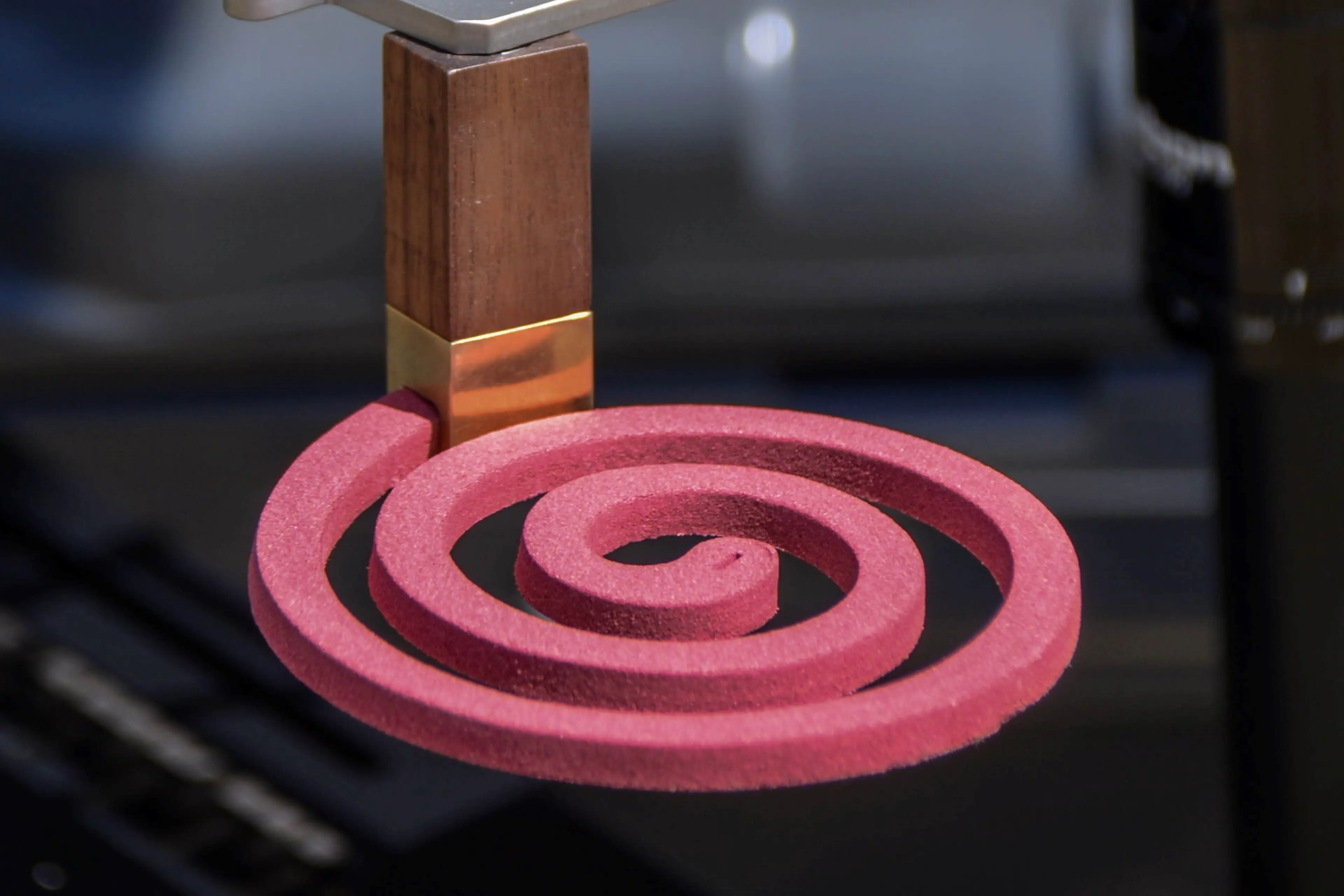 9.5秒で消火！磁石でどこにでも設置できる蚊取り線香ホルダー