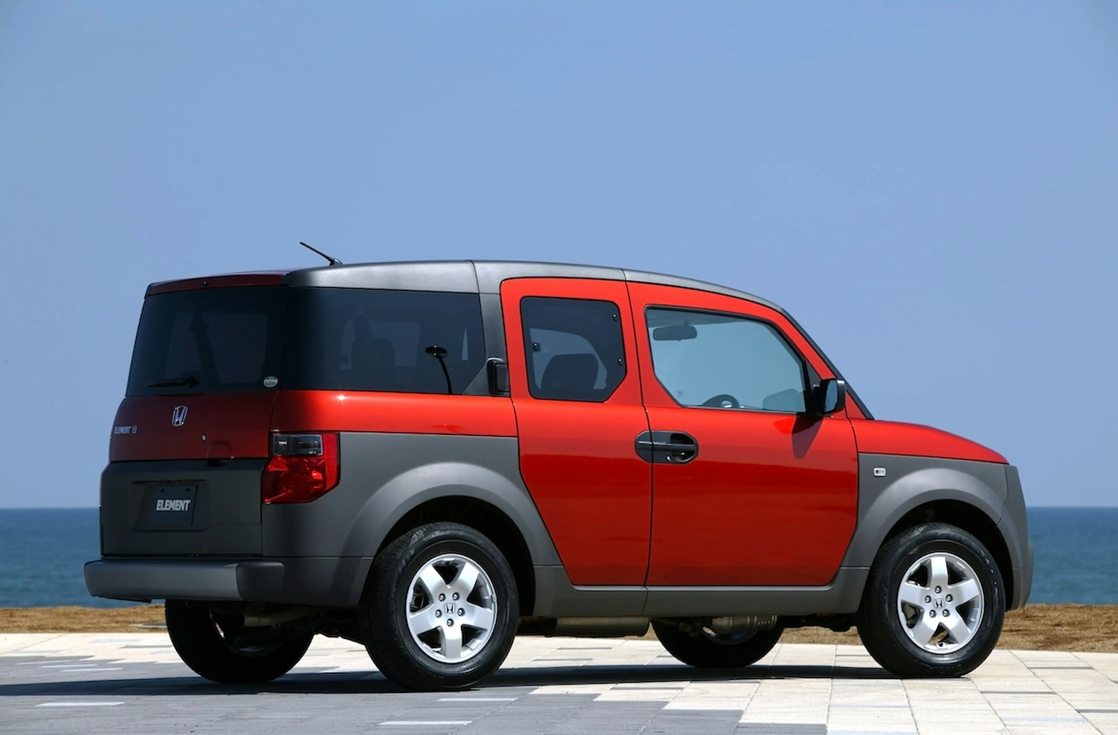 いま乗りたいファミキャン名車】ホンダなのにアメ車？観音開きも楽しい