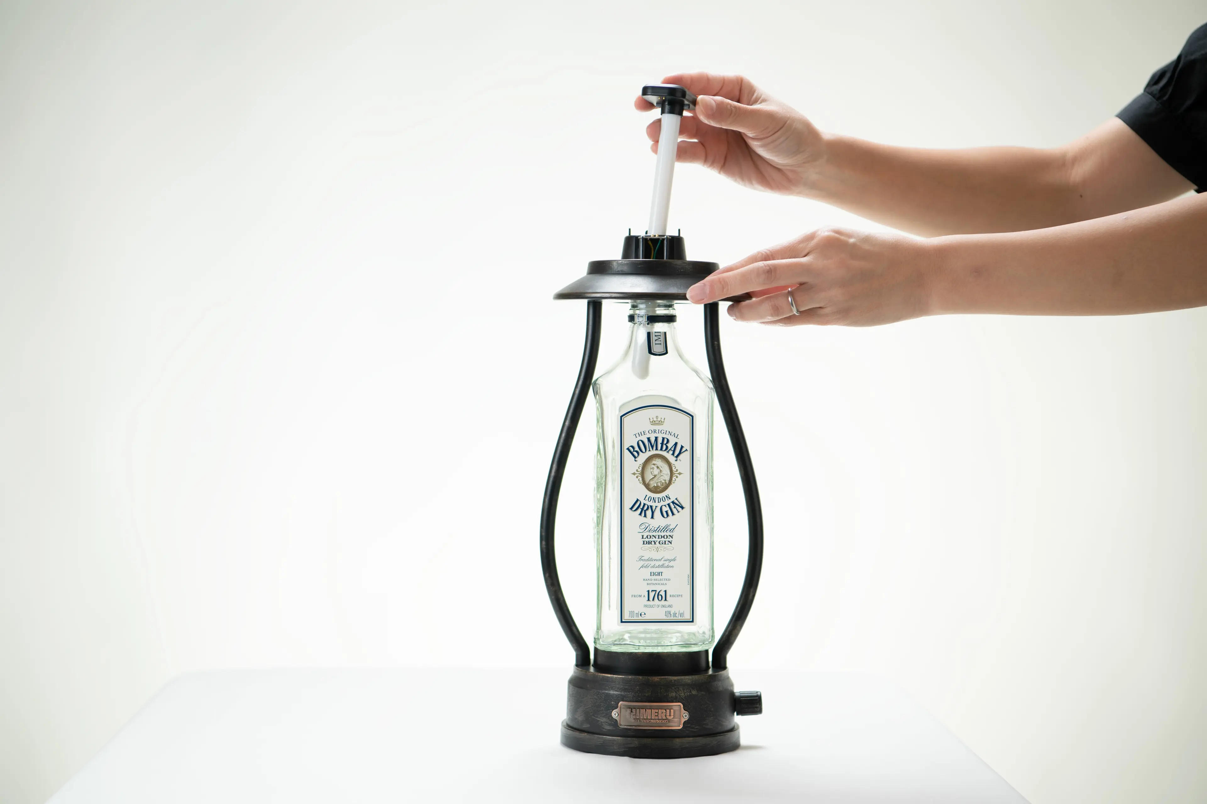 空いた酒瓶がホヤになる！？酒好き必見のLEDランタン | キャンプ