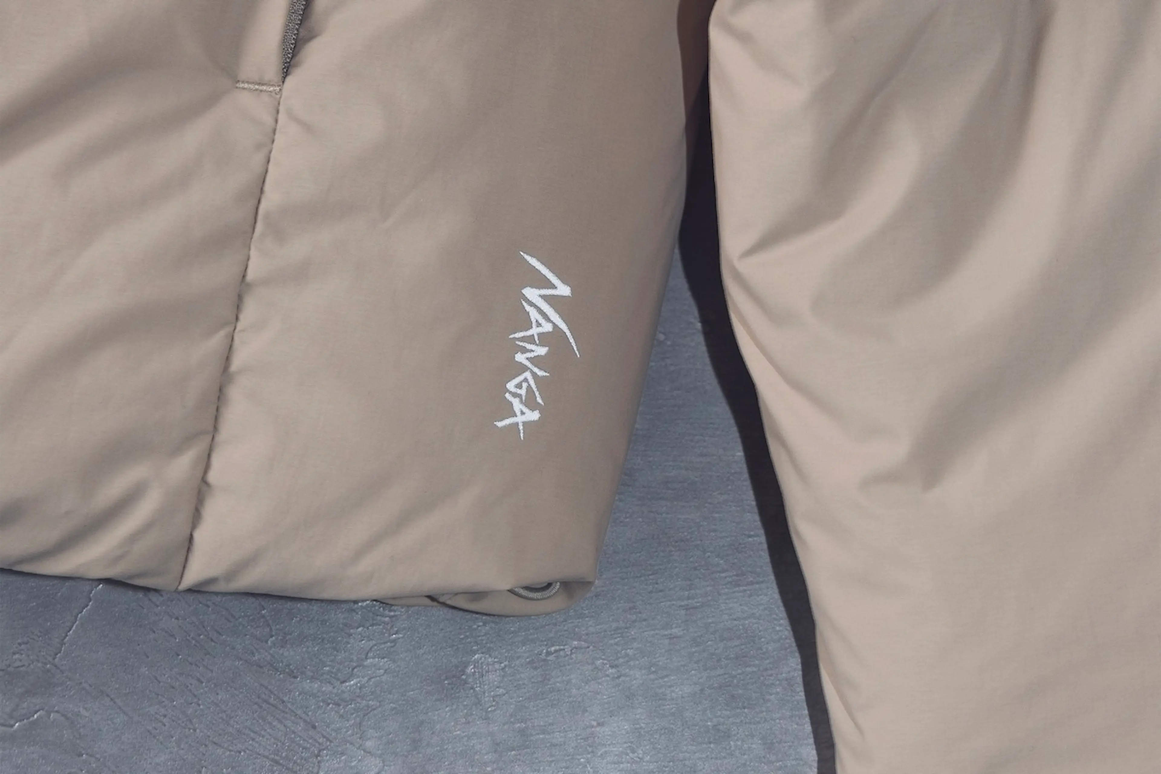 NANGA×koti BEAUTY＆YOUTH】極限ミニマルデザインの「ダウンジャケット