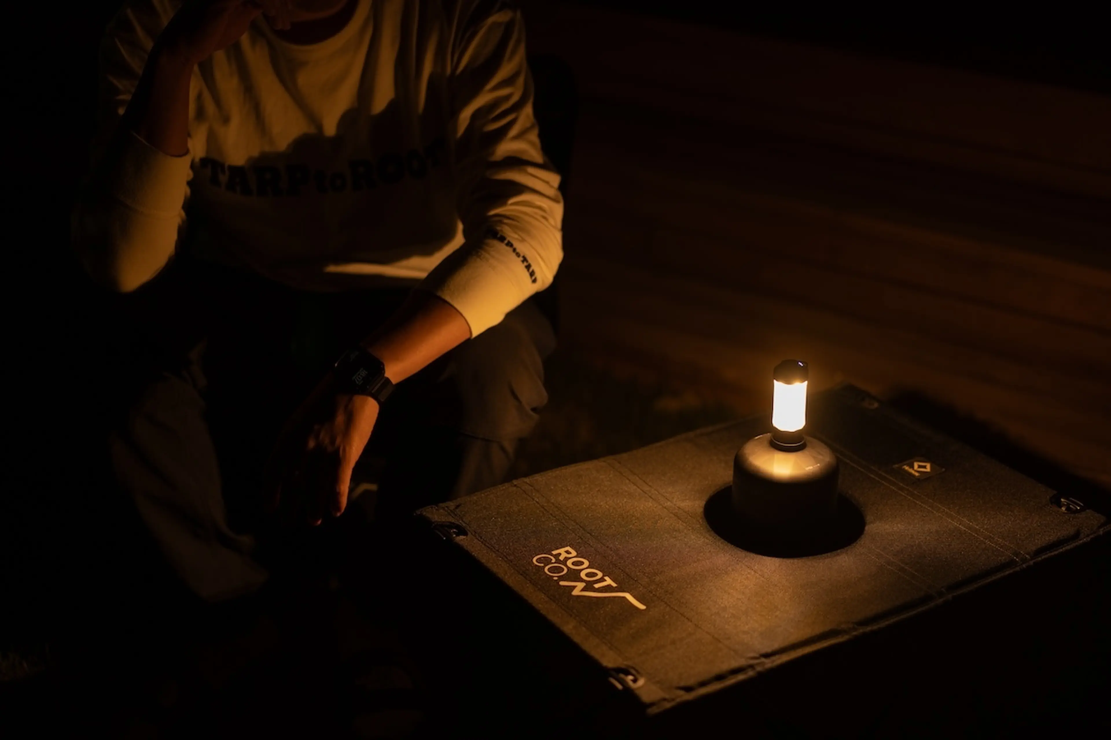 Helinox×ROOT CO.】夜のキャンプ場で主役に！蓄光で光る至極コラボ品が