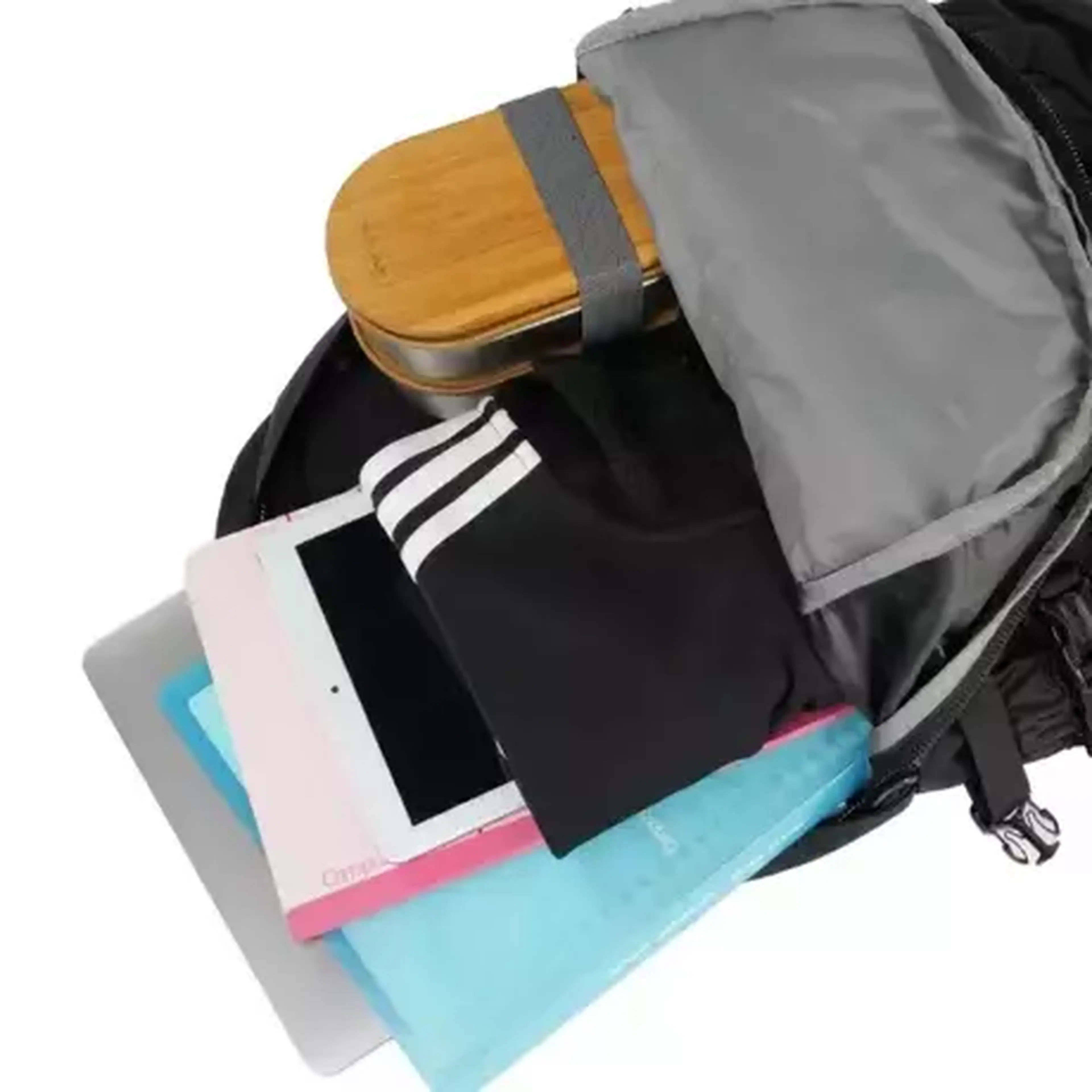 バックパックに荷物を入れた様子