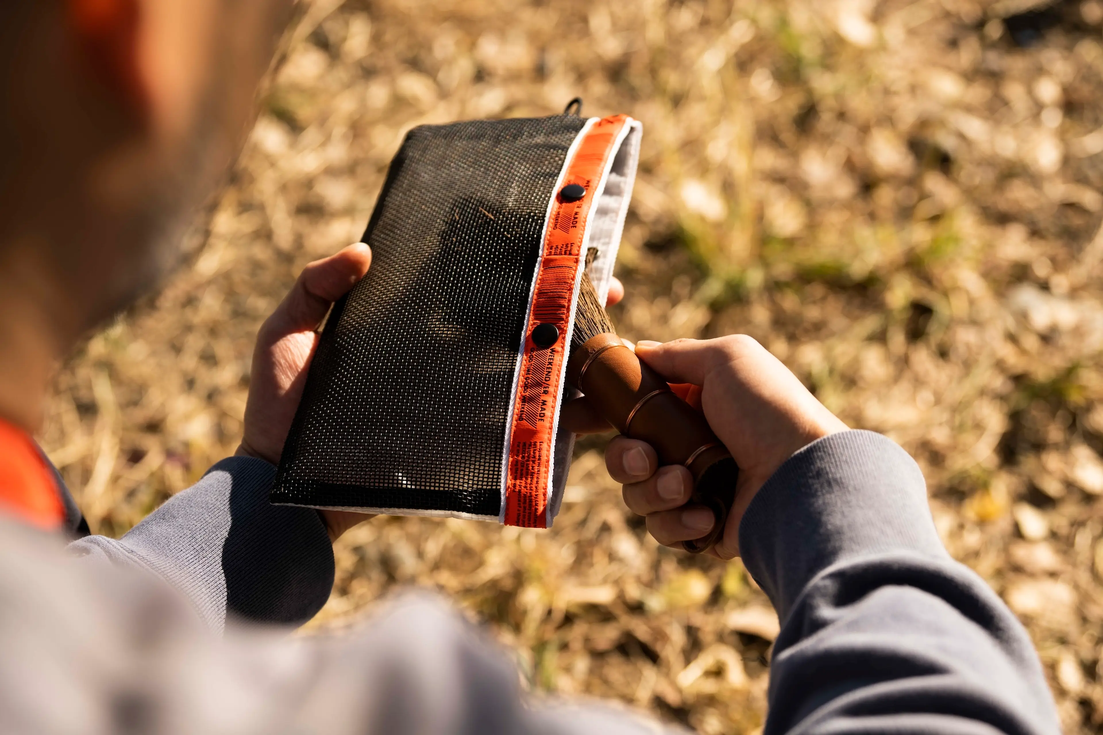 大定番「焚き火台用ブラシ」のお悩み解決！崩れない「メッシュケース