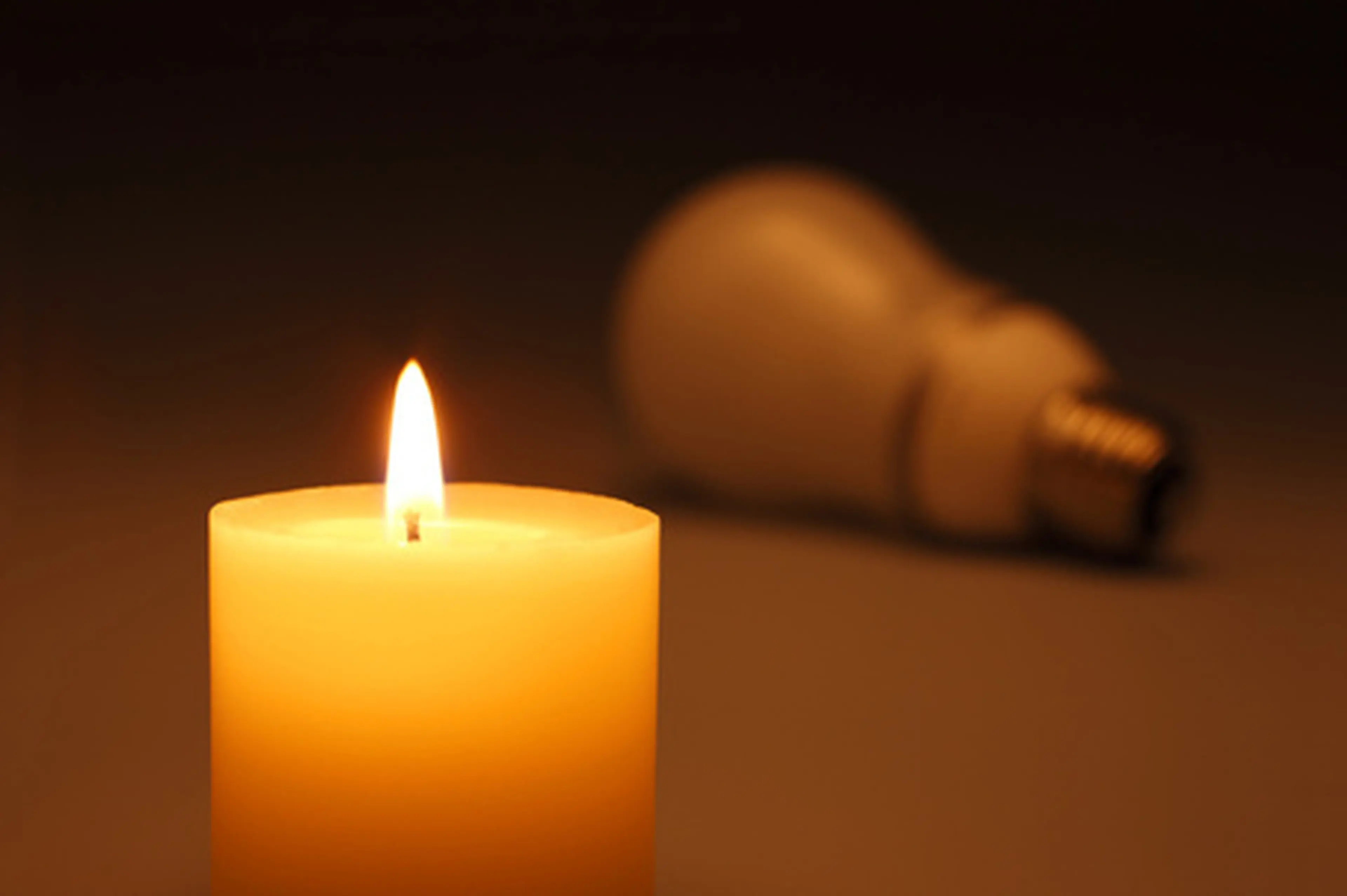 ろうそくに火が灯っている様子　電球　停電