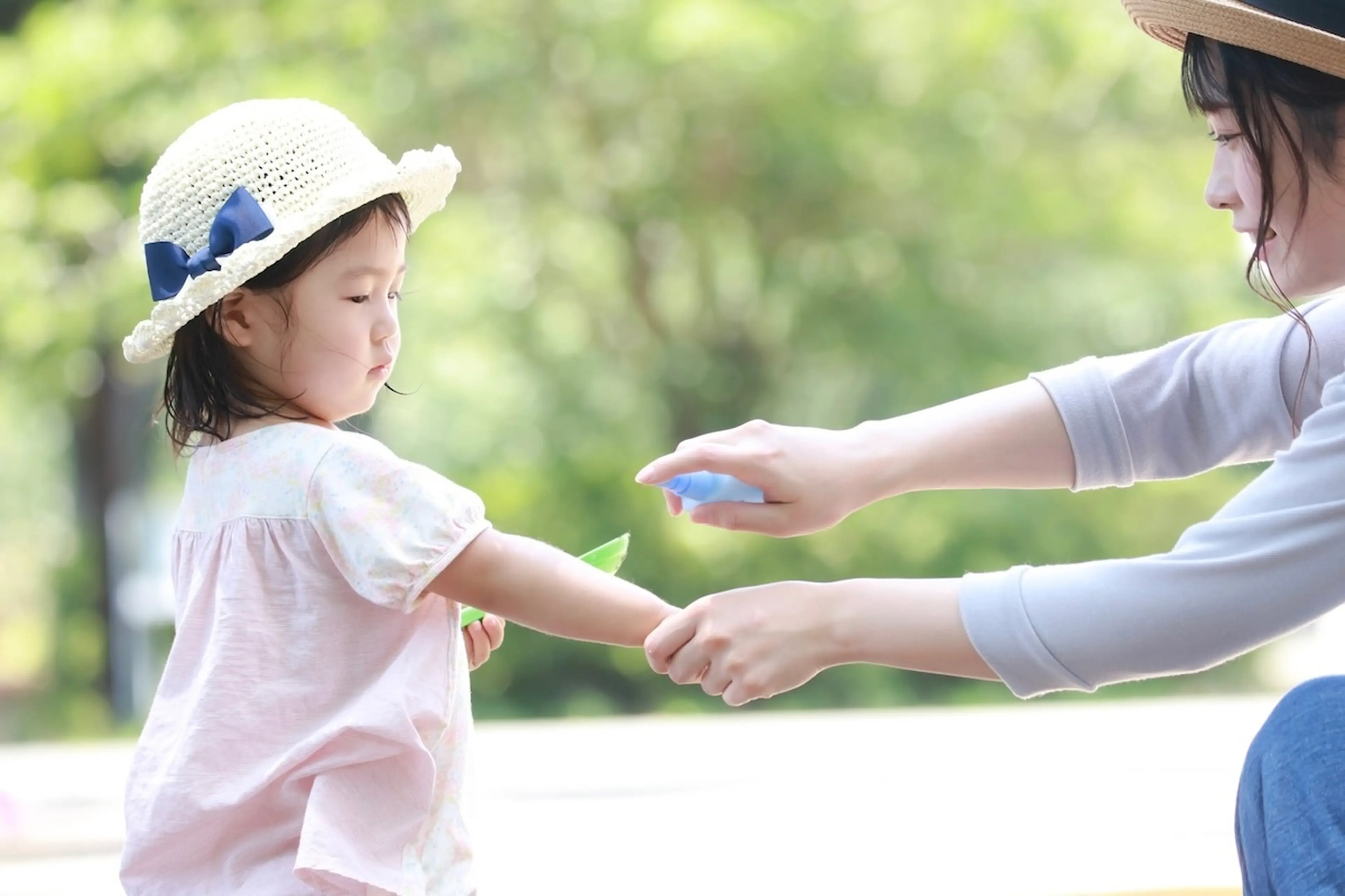 子供用日焼け止めを塗る親子