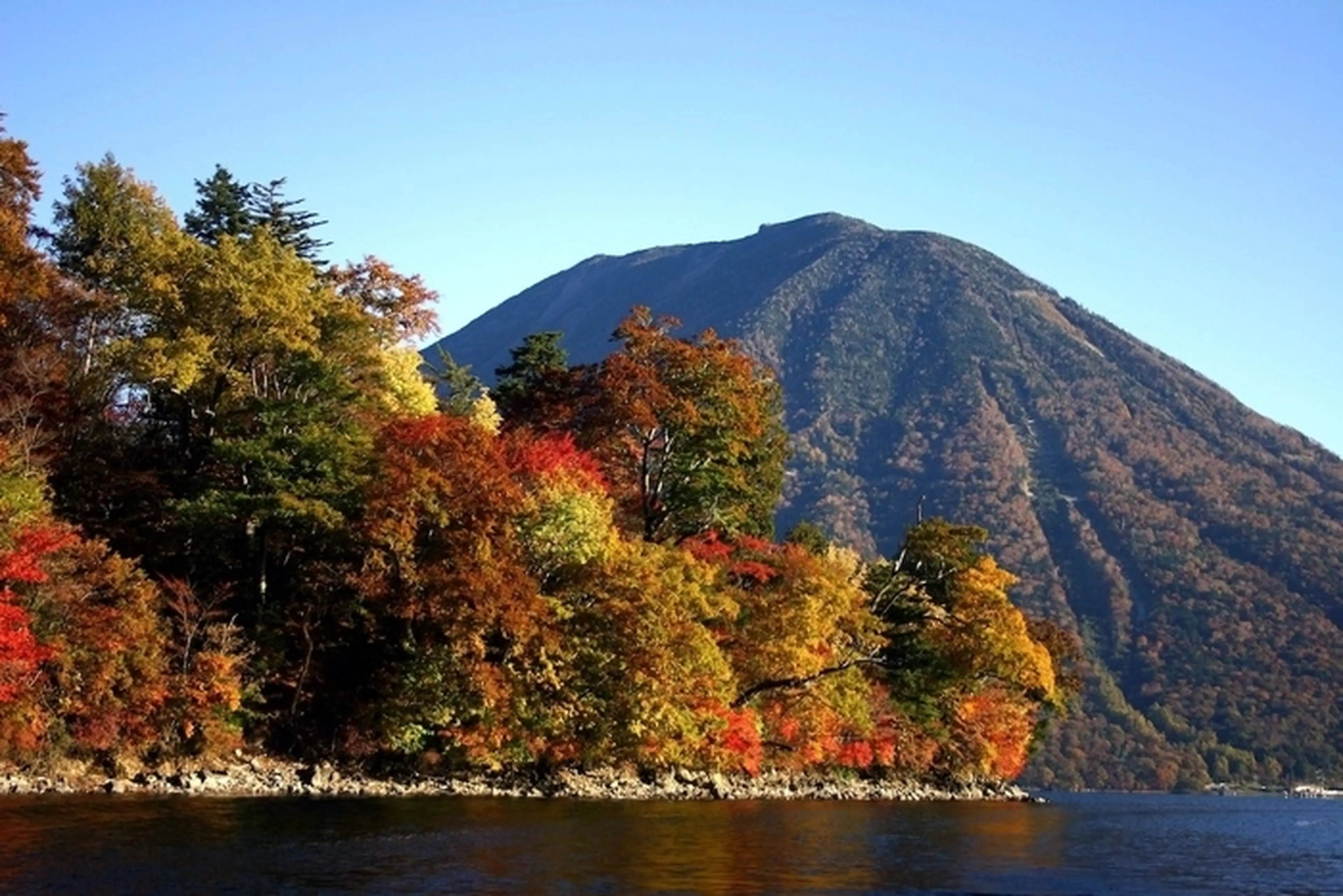 中禅寺湖・千手ヶ浜の紅葉