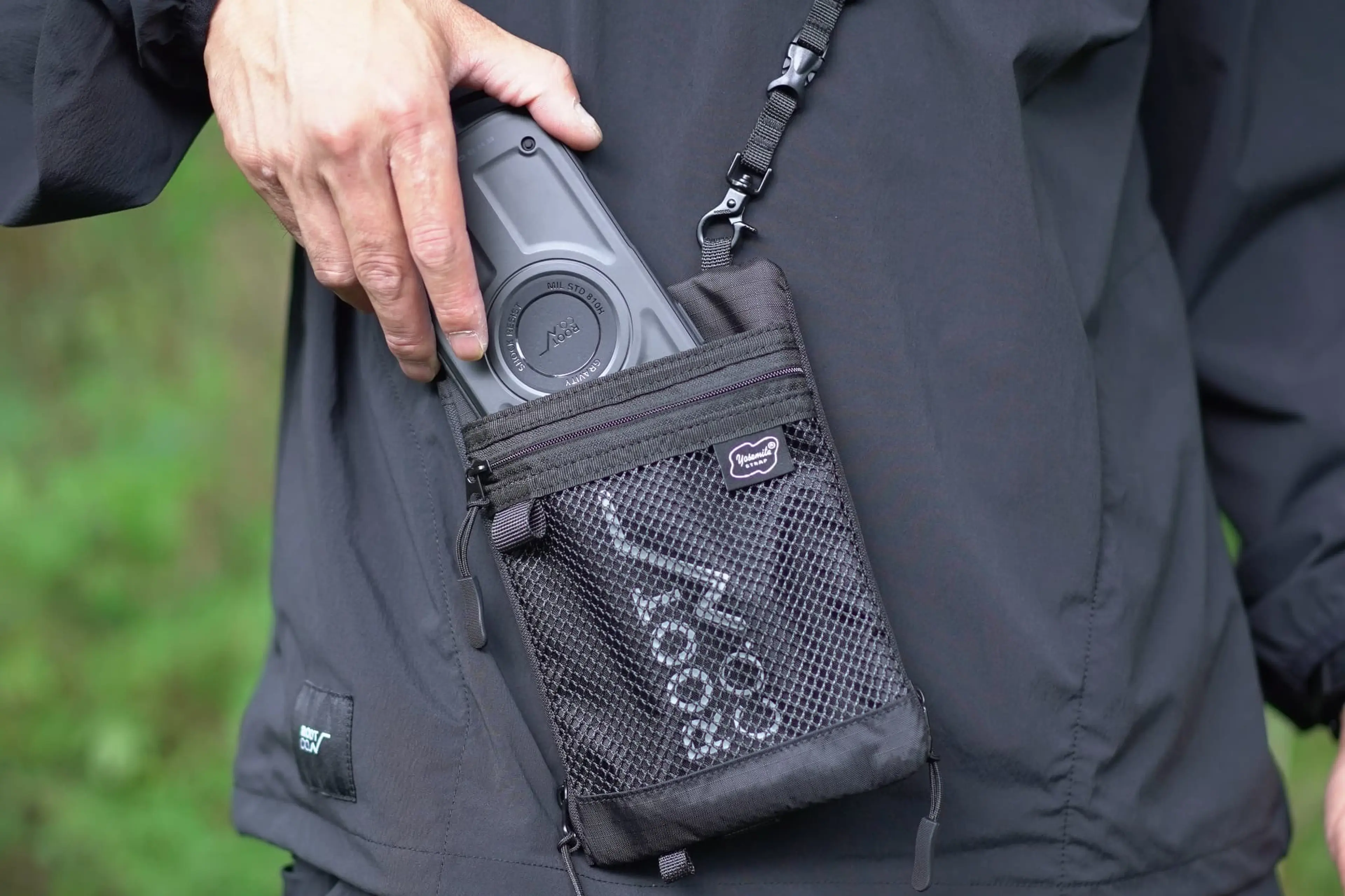 ROOT CO.コラボ】人気「スマホケースバッグ」がアウトドア仕様に進化