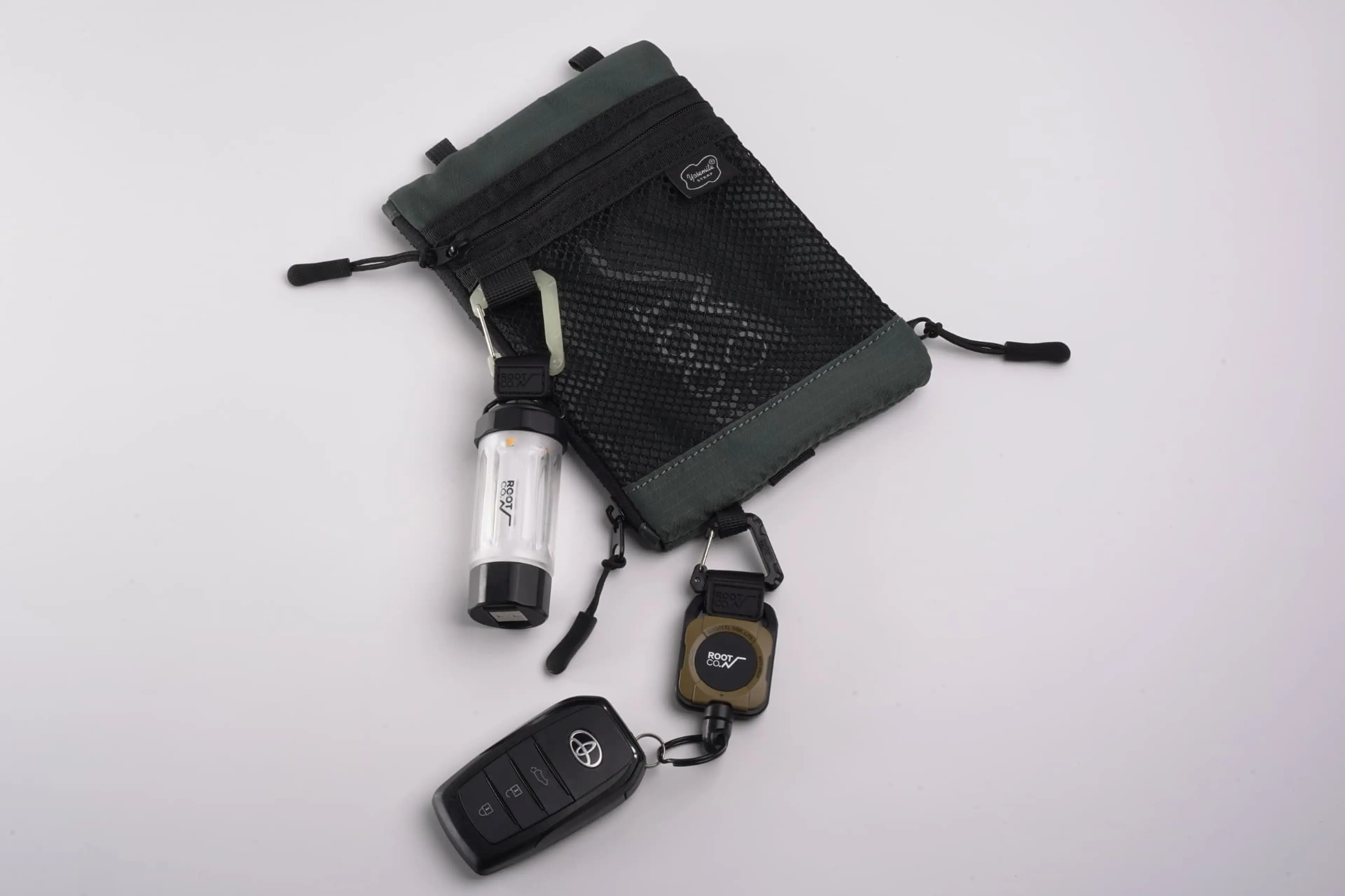 ROOT CO.コラボ】人気「スマホケースバッグ」がアウトドア仕様に進化