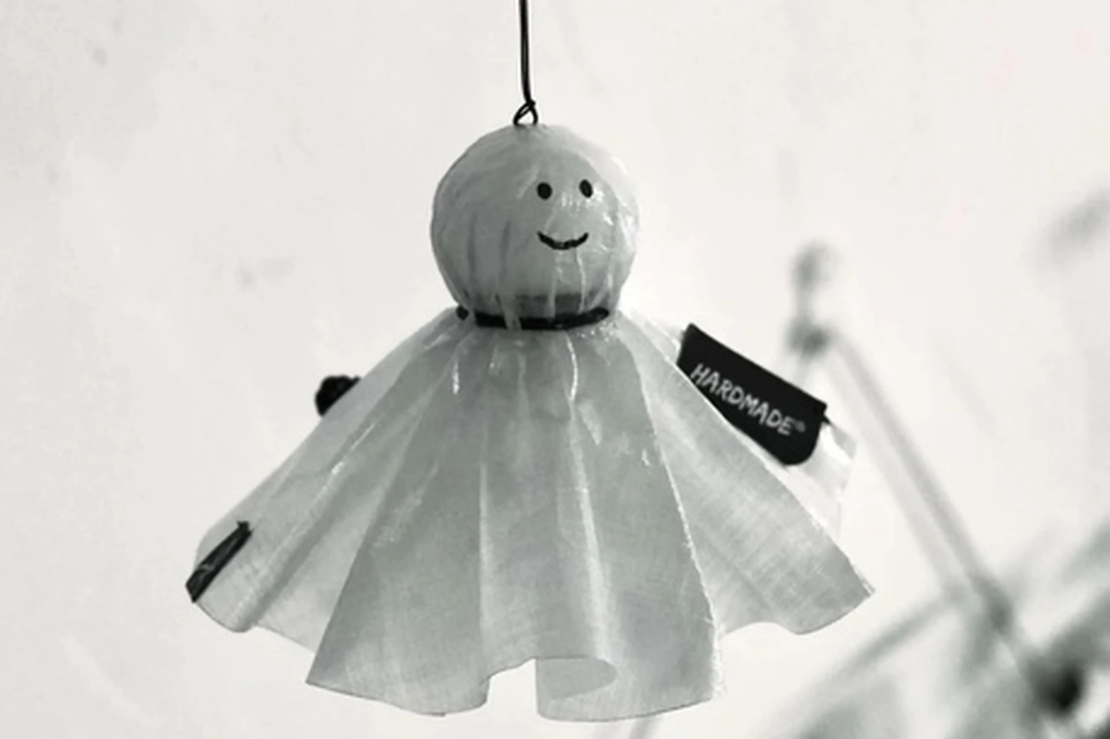 「雨キャンプ、ちょっと好きになるかも」てるてる坊主型ランタンが可愛すぎた