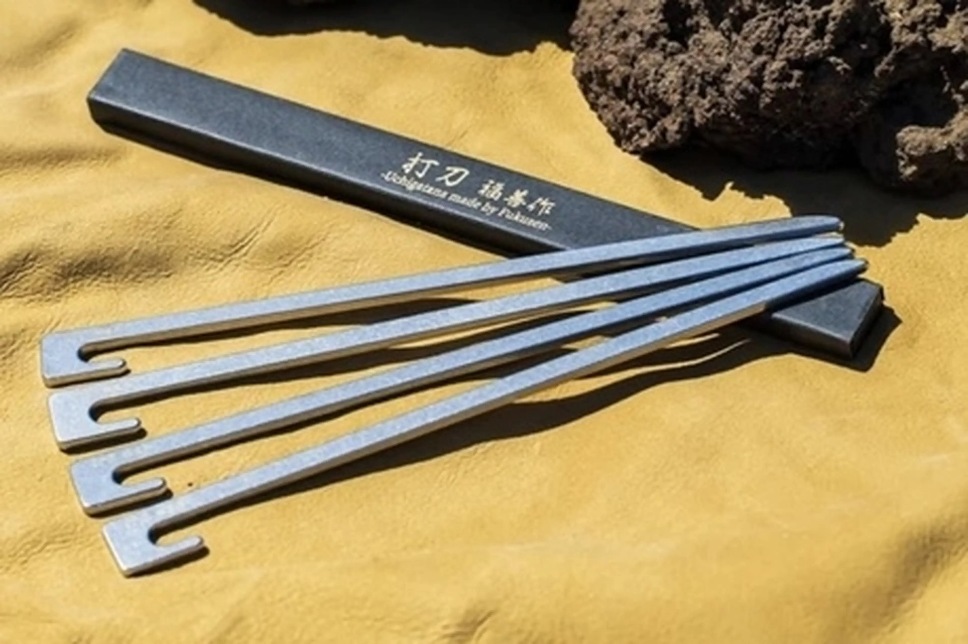 キャンプで荷物を減らしたい人へ。刃物メーカーが本気で作った、常識を覆す「打刀」ペグ