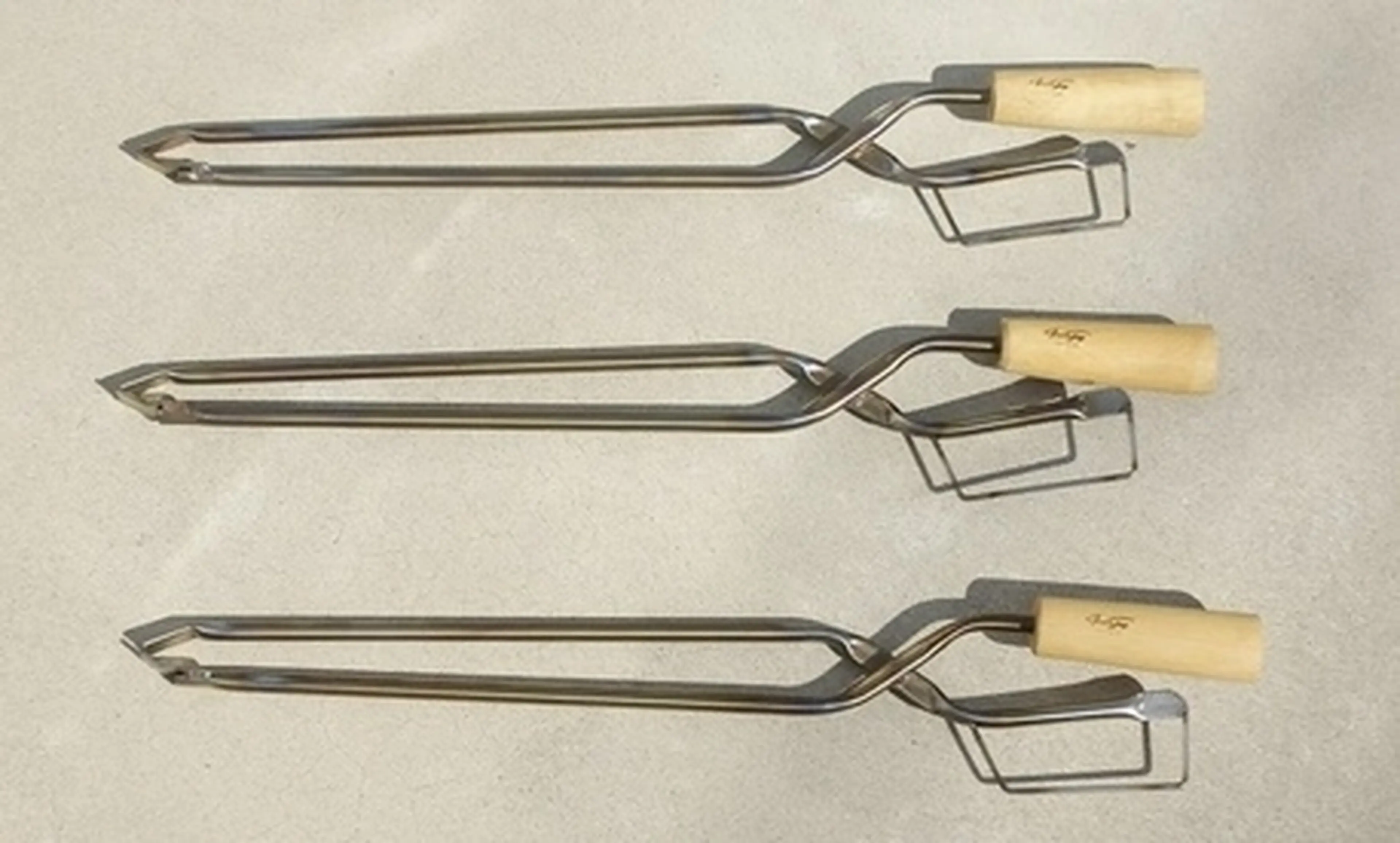 キャンプの焚き火ギア、これだけでいい。名作の薪ばさみ＋火吹き棒が160gに【目利きのキャンプギア】