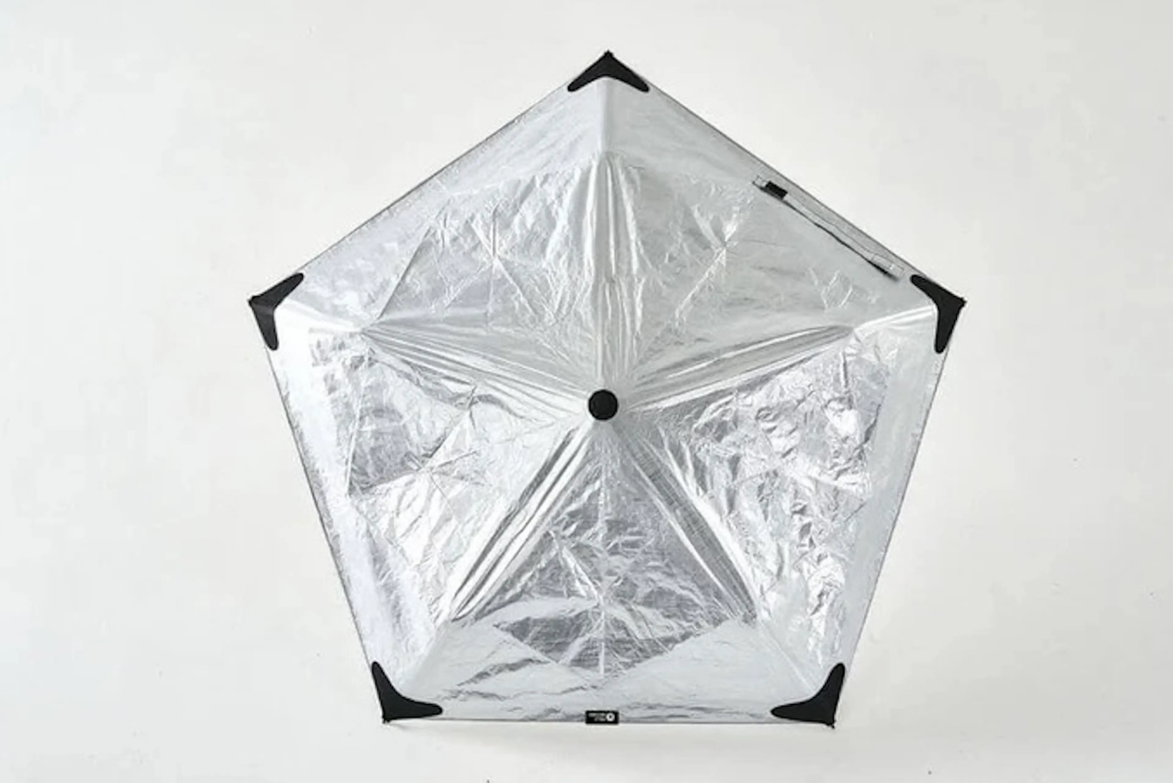 驚愕の90g以下！ダイニーマ使用のキャンプ向け「超軽量・晴雨兼用傘
