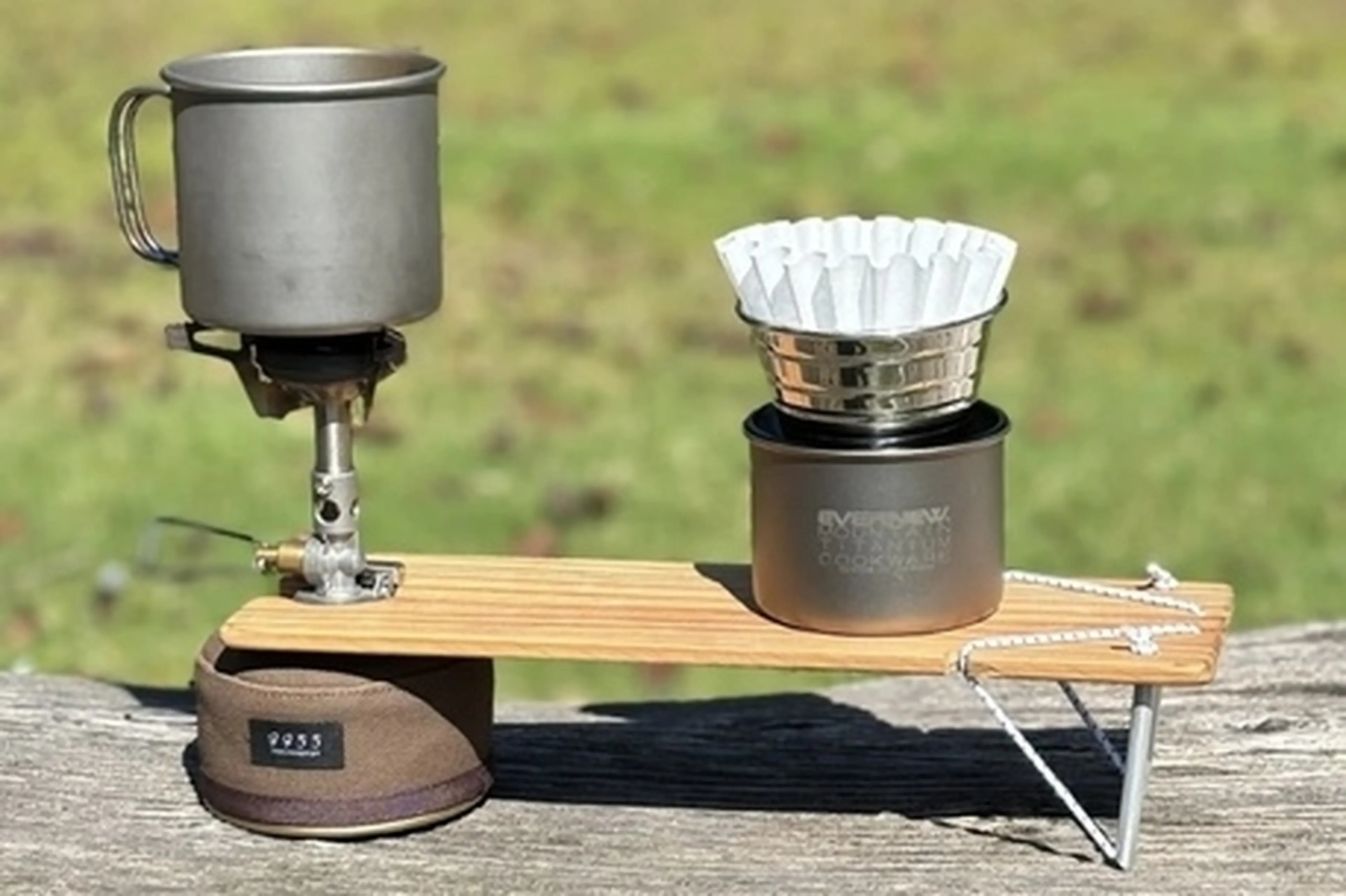 たった80gで、登山のコーヒー時間が変わる。OD缶を脚にする小さなキャンプテーブル【目利きのキャンプギア】