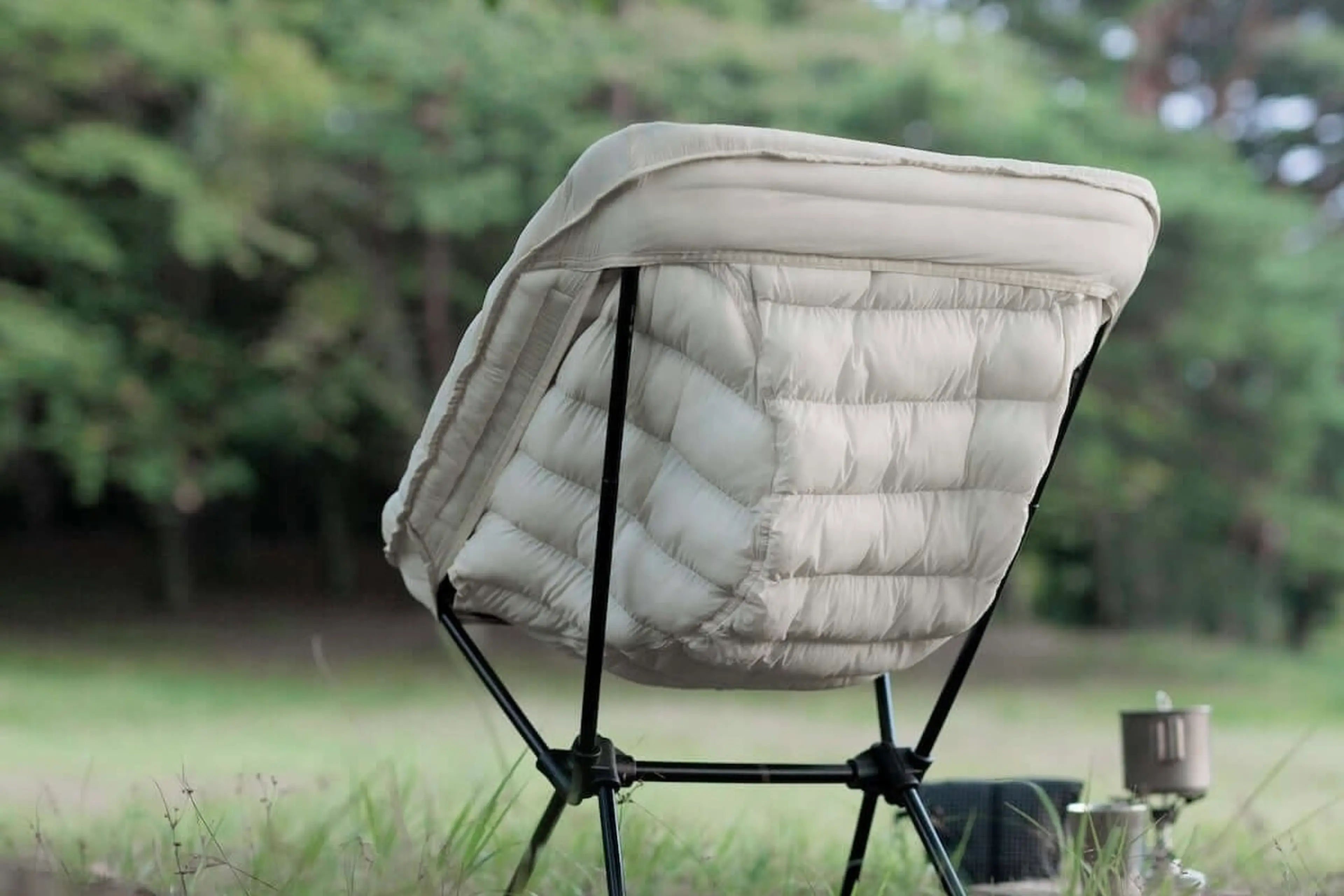 寒い秋冬キャンプ、チェアに“着せる”防寒着があった！「CHAIR JACKET 2