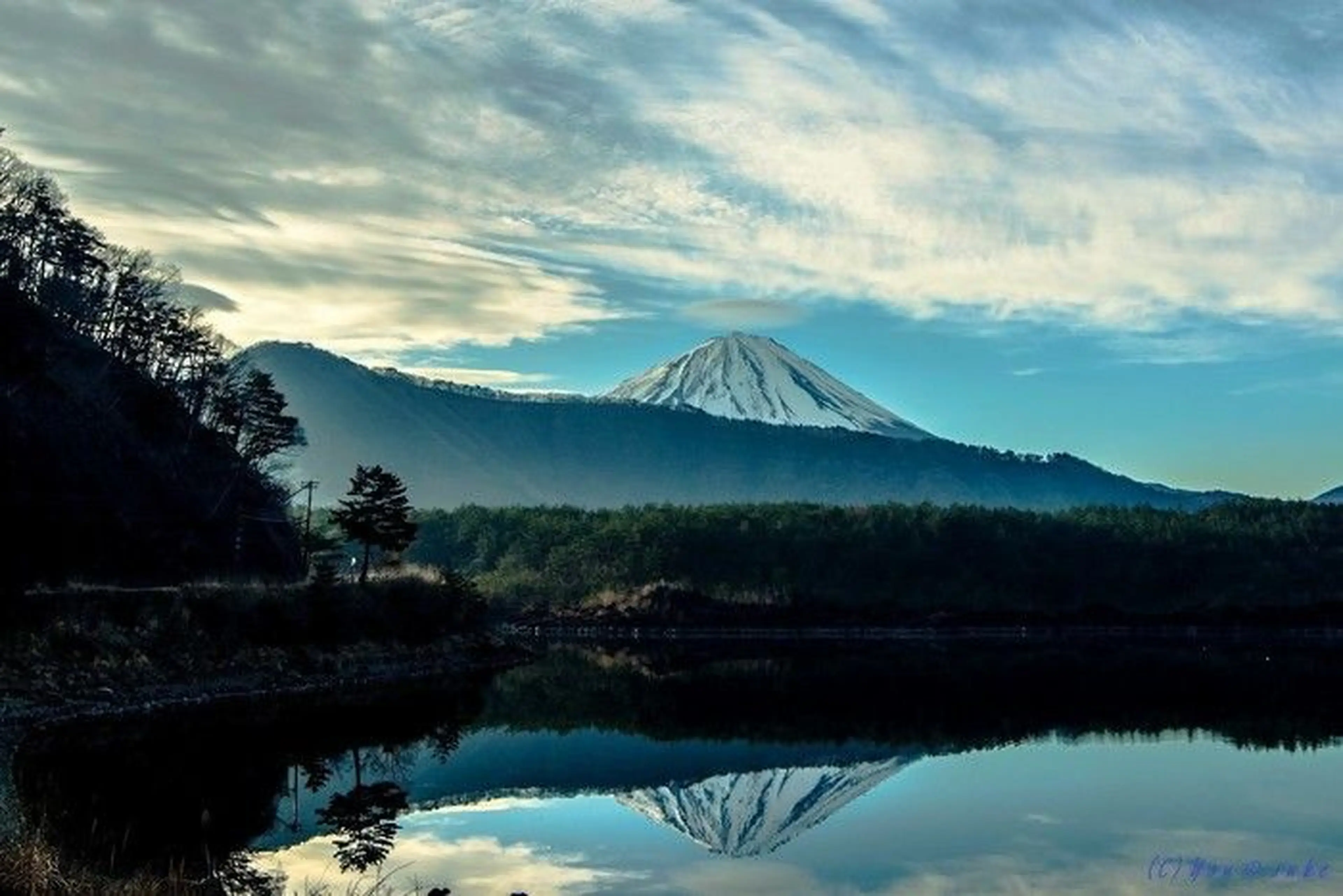 富士山と湖に映る逆さ富士