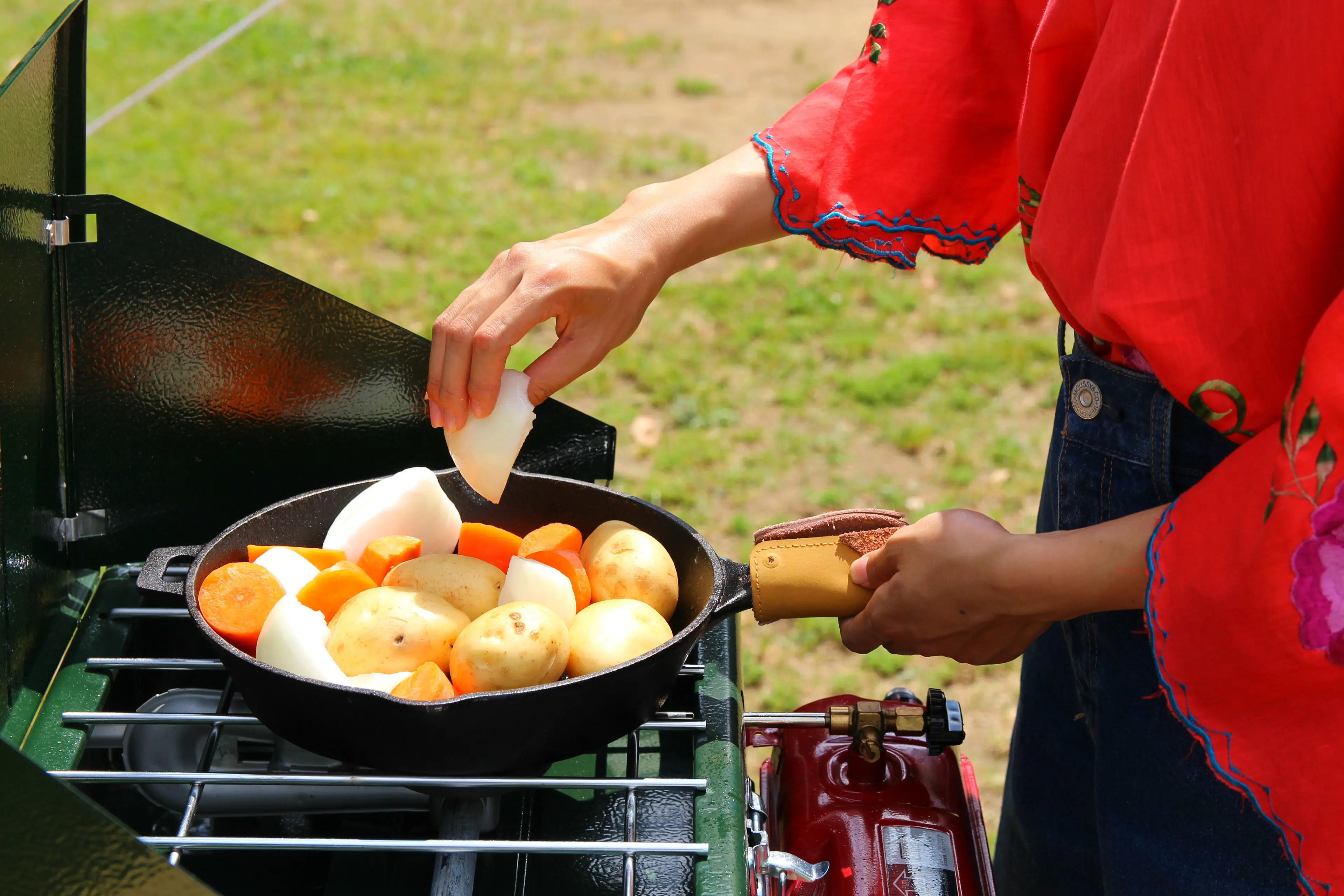 ツーバーナーと＋1アイテムでできる！簡単で美味しいキャンプ料理を作