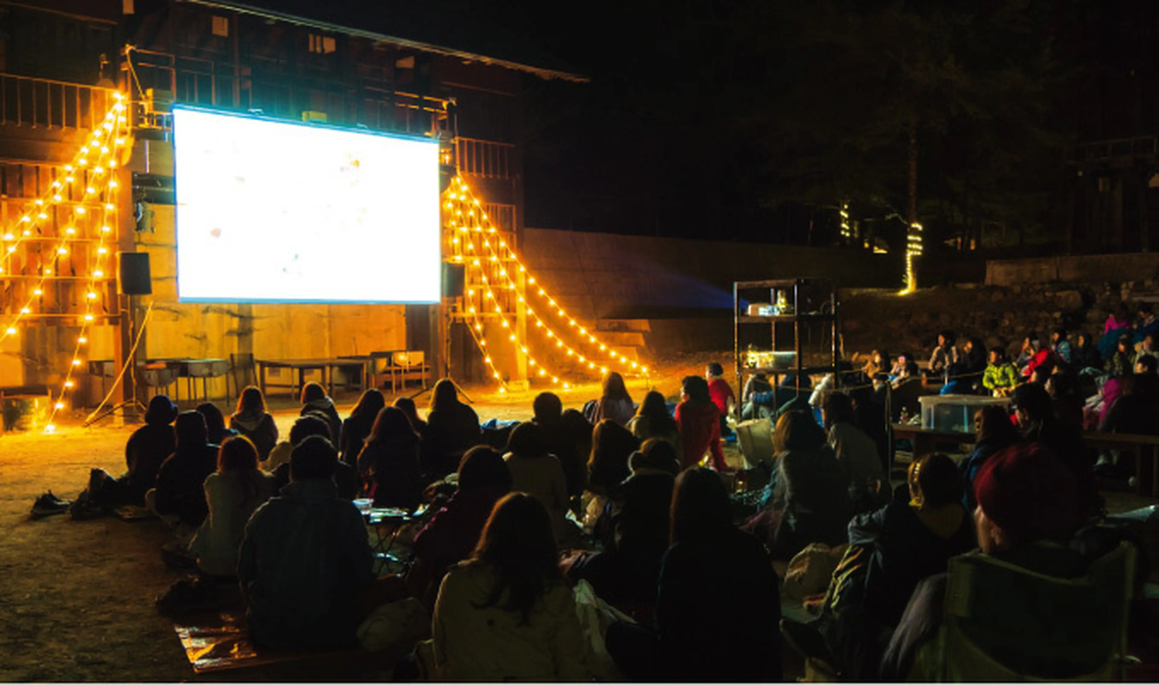キャンプで映画を見るためには?プロジェクターからおすすめの キャンプで映画を見るためには?プロジェクターからおすすめの